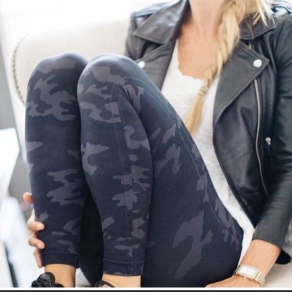 Spanx Look At Me Now seamless Leggings in black Camo Sz M - Picture 3 of 12